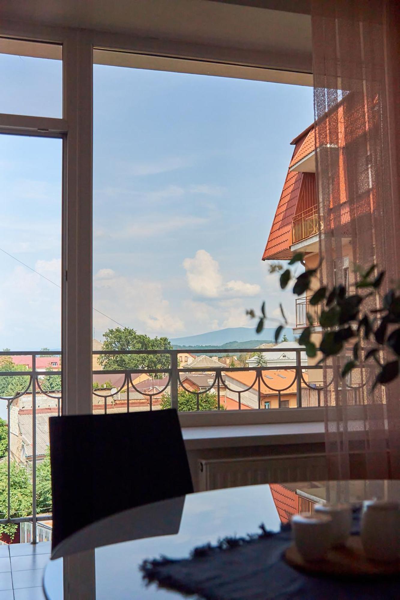 Lux Apartment Мукачеве Екстериор снимка
